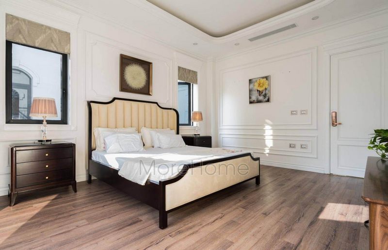 đà
Để nâng cao không gian phòng ngủ tân cổ điển, hãy sử dụng một giường đầu giường bọc da màu trắng và khung giường gỗ đậm đà.