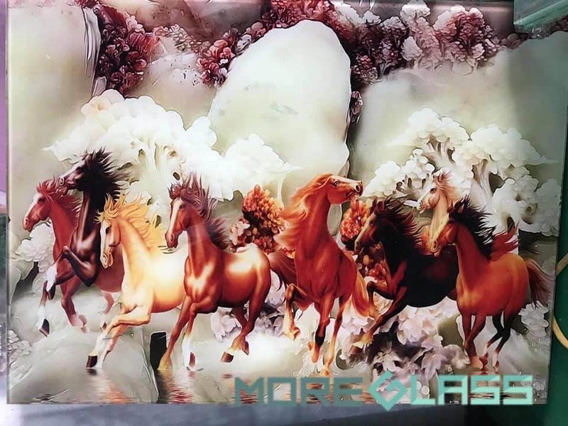 .
Mẫu tranh kính điêu khắc hình ảnh Bát mã truy phong là biểu tượng cho sự quyết tâm, ý chí và sức mạnh của đoàn kết, đồng lòng cùng nhau đạt được thành công. Nó rất phù hợp để treo trong phòng khách, nơi làm việc, mừng tân gia hoặc khai trương, giúp tạo nên một không gian đẹp và ý nghĩa.