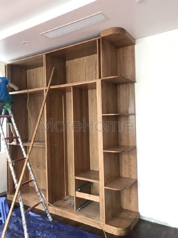 Tủ quần áo gỗ cao cấp với thiết kế kịch trần, kết hợp với kệ trang trí sẽ tạo nên vẻ đẹp sang trọng cho căn phòng của gia chủ.