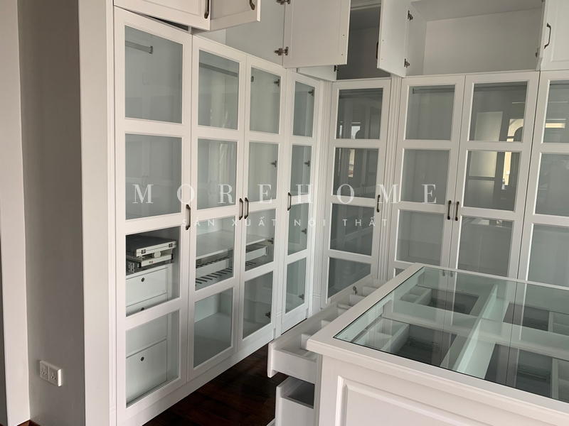 Việc thi công nội thất phòng để thay đổi cách sắp xếp, bảo quản quần áo, trang sức gọn gàng và hiệu quả nhất, sẽ giúp cho việc lựa chọn quần áo phụ kiện trước khi đi ra bên ngoài trở nên dễ dàng hơn.